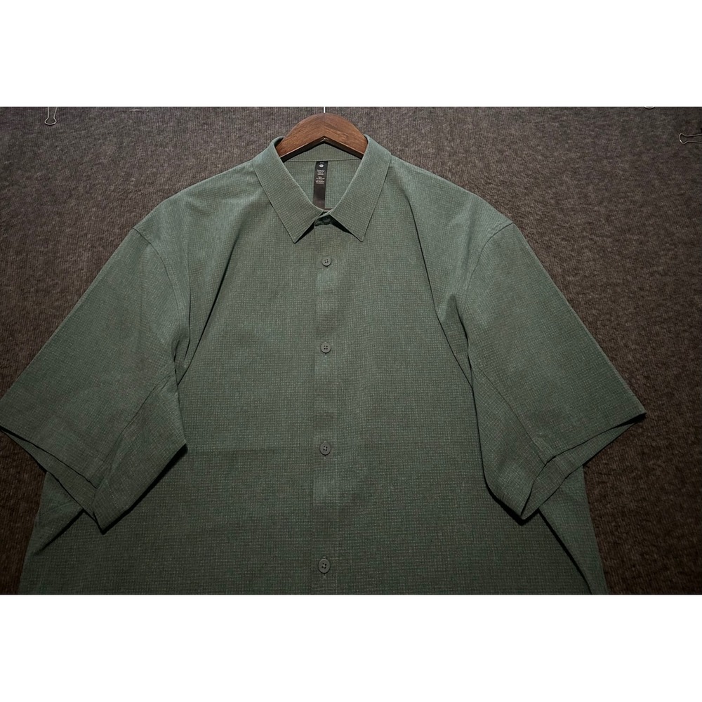 Lululemon airing shirt mens green size 2XL short sleeve lightweight performance